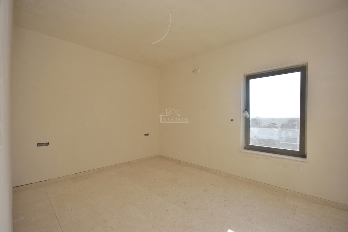 Vodice - Luksuzno stanovanje S2 v pritličju z vrtom, pogled na morje