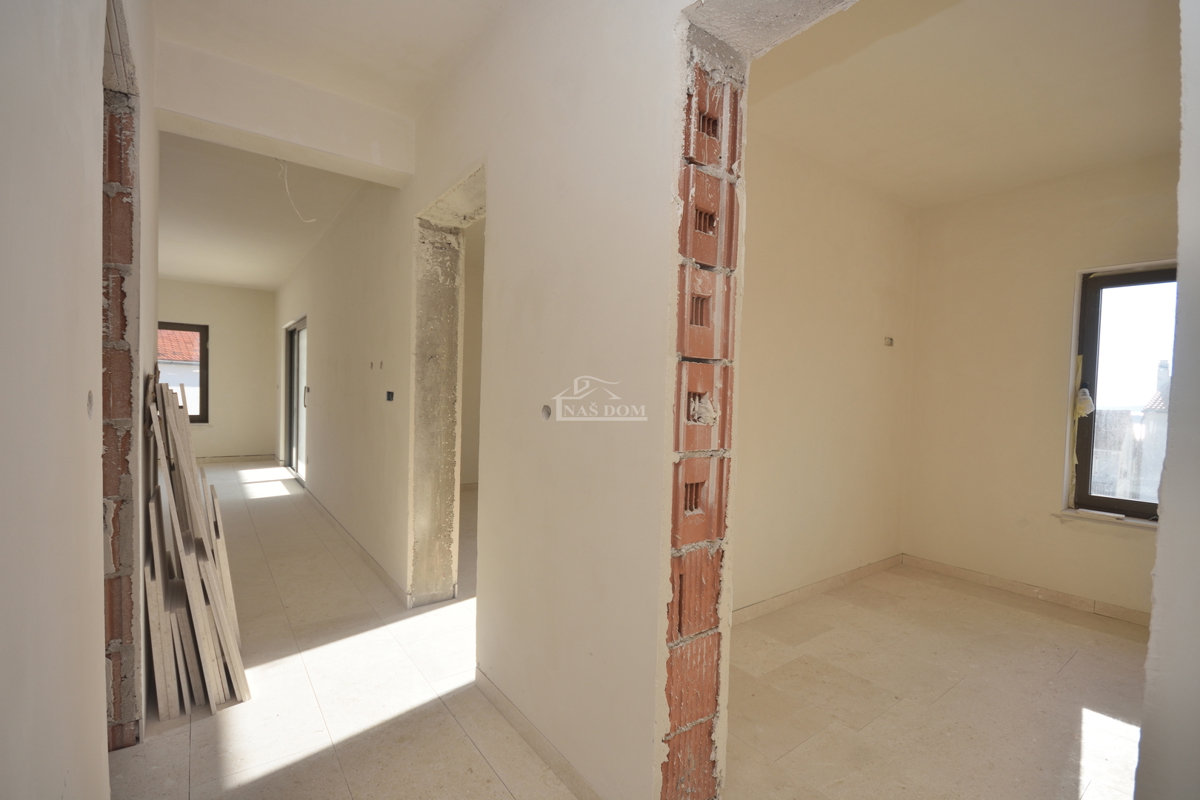 Vodice - Luksuzno stanovanje S2 v pritličju z vrtom, pogled na morje