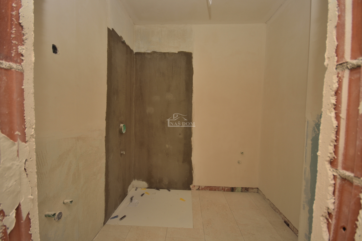 Vodice - Luksuzno stanovanje S2 v pritličju z vrtom, pogled na morje