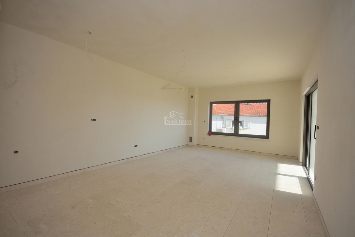 Vodice - Luksuzno stanovanje S2 v pritličju z vrtom, pogled na morje