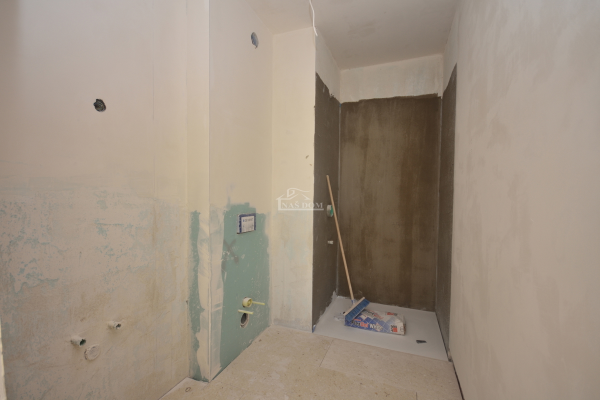 Vodice - Luksuzno stanovanje S2 v pritličju z vrtom, pogled na morje