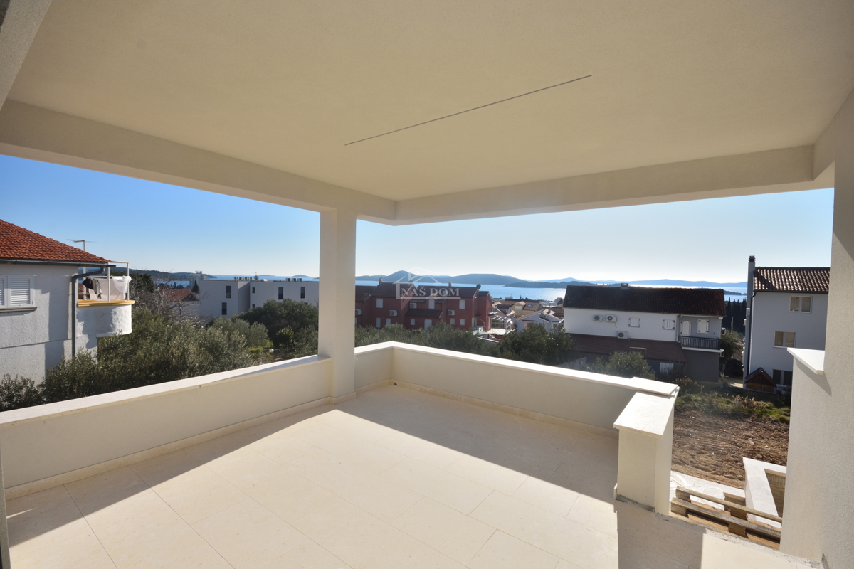 Vodice - Luksuzno stanovanje S2 v pritličju z vrtom, pogled na morje