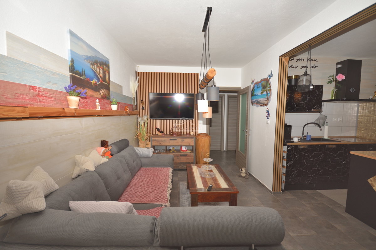 Vodice - Opremljeno dvosobno stanovanje, le 250 m od plaže