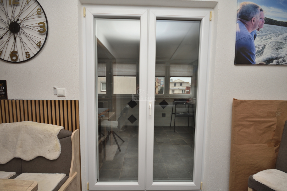 Vodice - Opremljeno dvosobno stanovanje, le 250 m od plaže