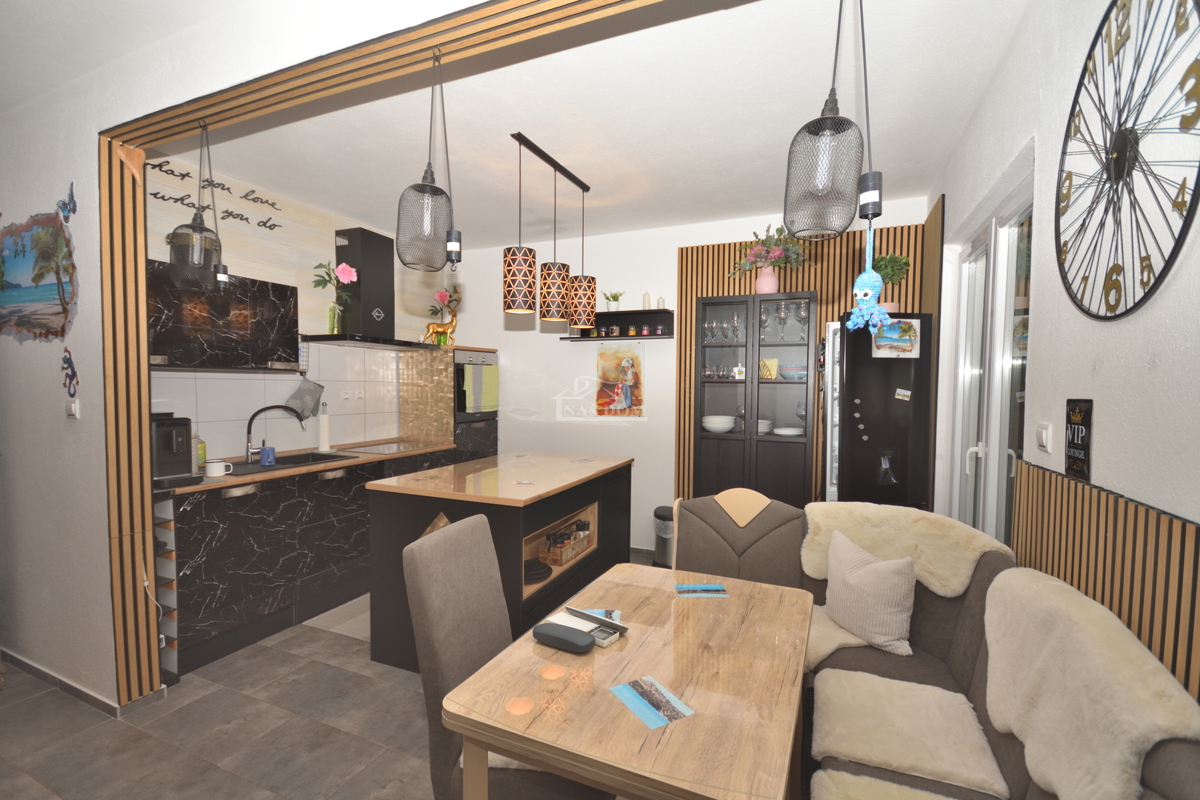 Vodice - Opremljeno dvosobno stanovanje, le 250 m od plaže