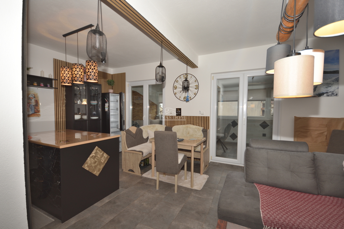 Vodice - Opremljeno dvosobno stanovanje, le 250 m od plaže