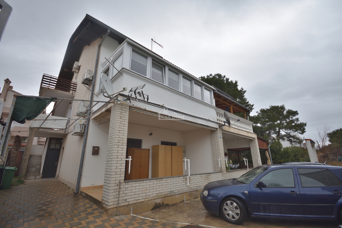 Vodice - Opremljeno dvosobno stanovanje, le 250 m od plaže