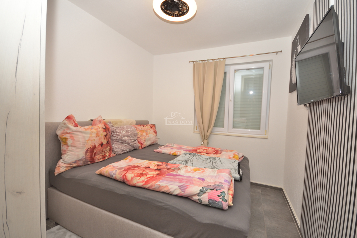 Vodice - Opremljeno dvosobno stanovanje, le 250 m od plaže