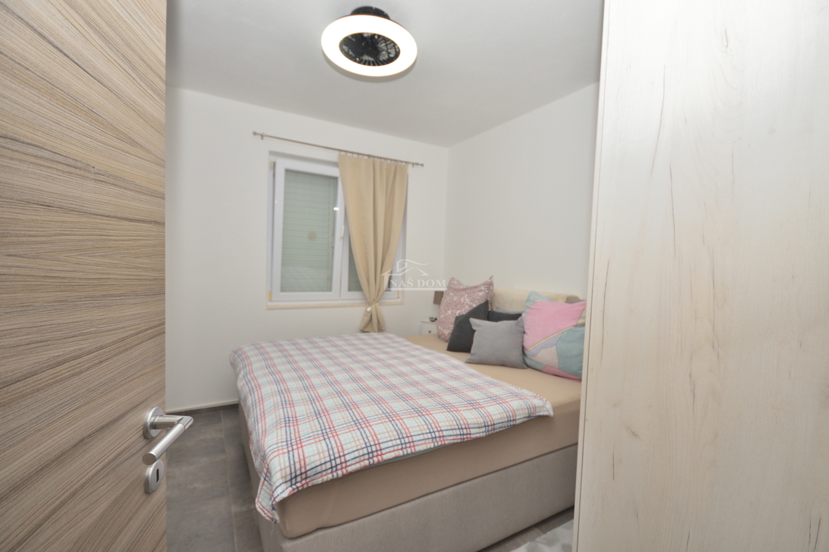 Vodice - Opremljeno dvosobno stanovanje, le 250 m od plaže