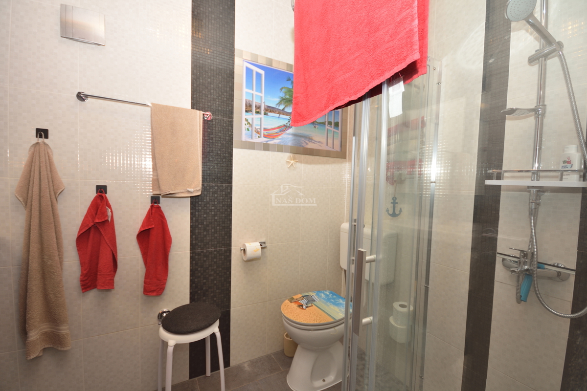 Vodice - Opremljeno dvosobno stanovanje, le 250 m od plaže