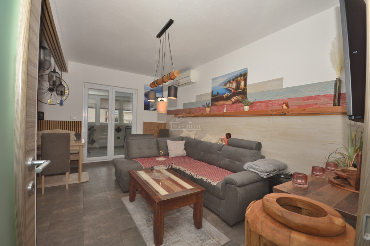 Vodice - Opremljeno dvosobno stanovanje, le 250 m od plaže