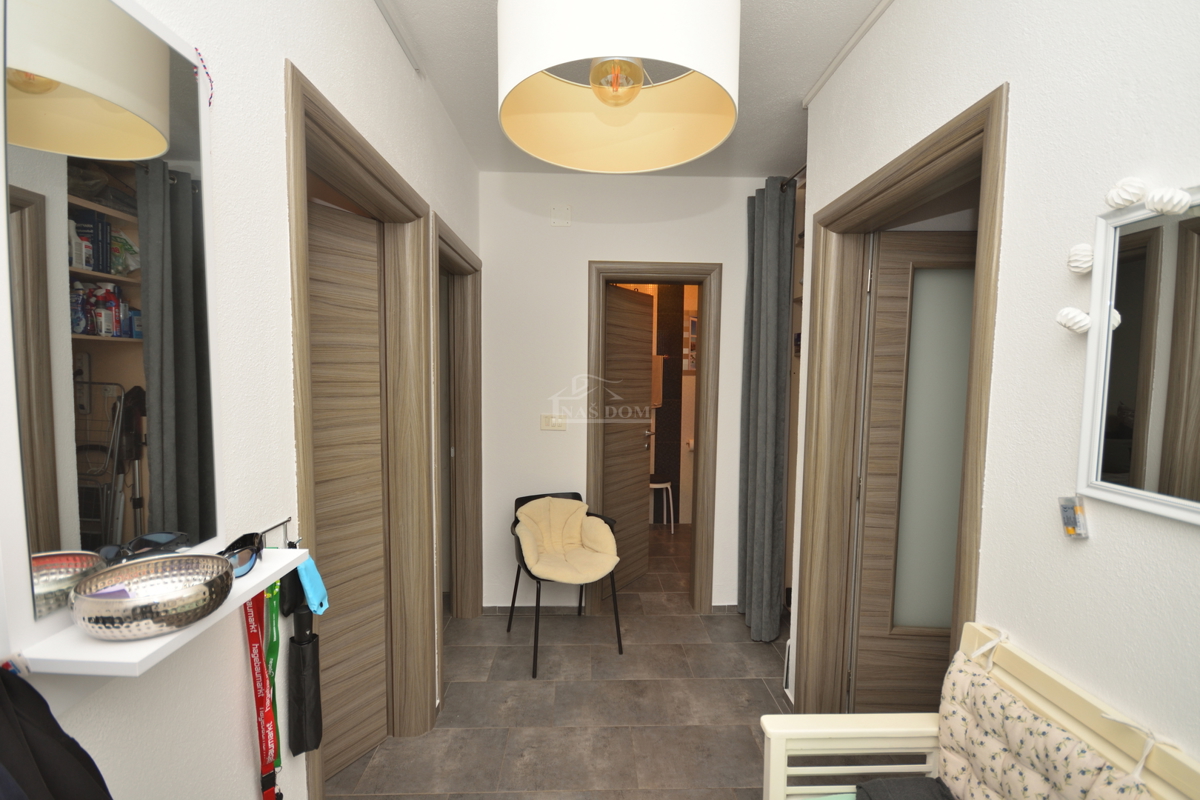 Vodice - Opremljeno dvosobno stanovanje, le 250 m od plaže