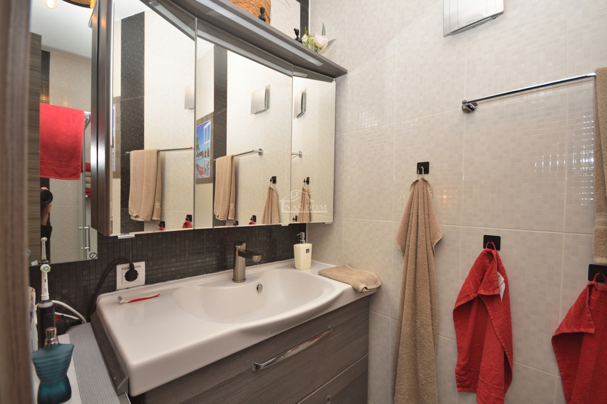 Vodice - Opremljeno dvosobno stanovanje, le 250 m od plaže