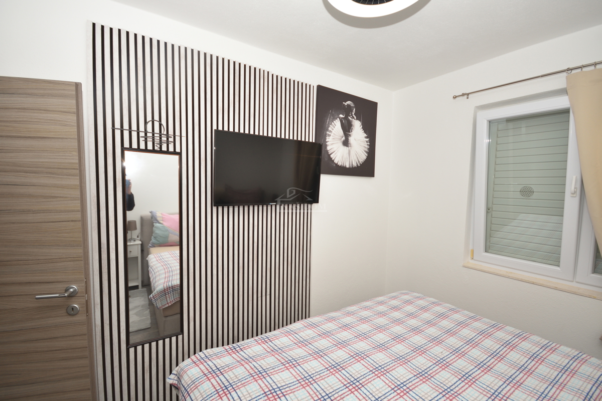 Vodice - Opremljeno dvosobno stanovanje, le 250 m od plaže