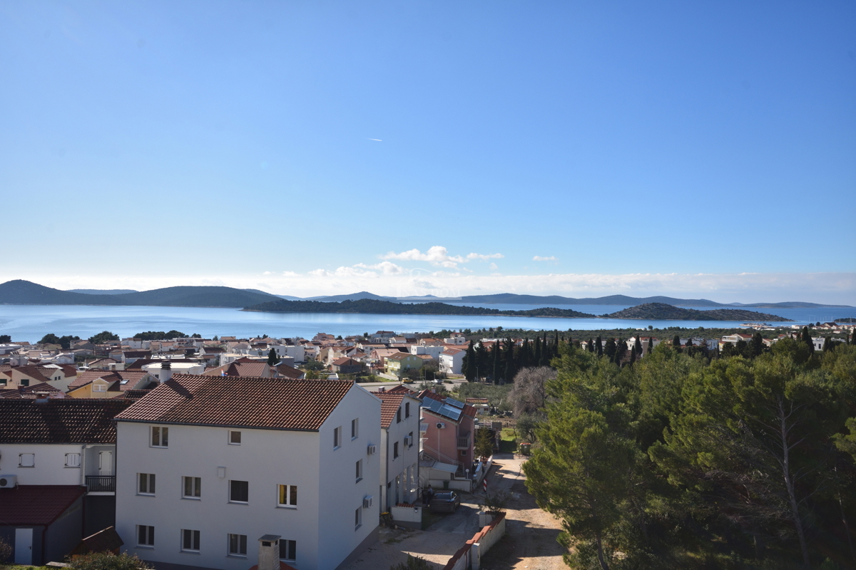 Vodice - Luksuzno stanovanje S10 s tremi spalnicami, dvigalo, pogled na morje, drugo nadstropje