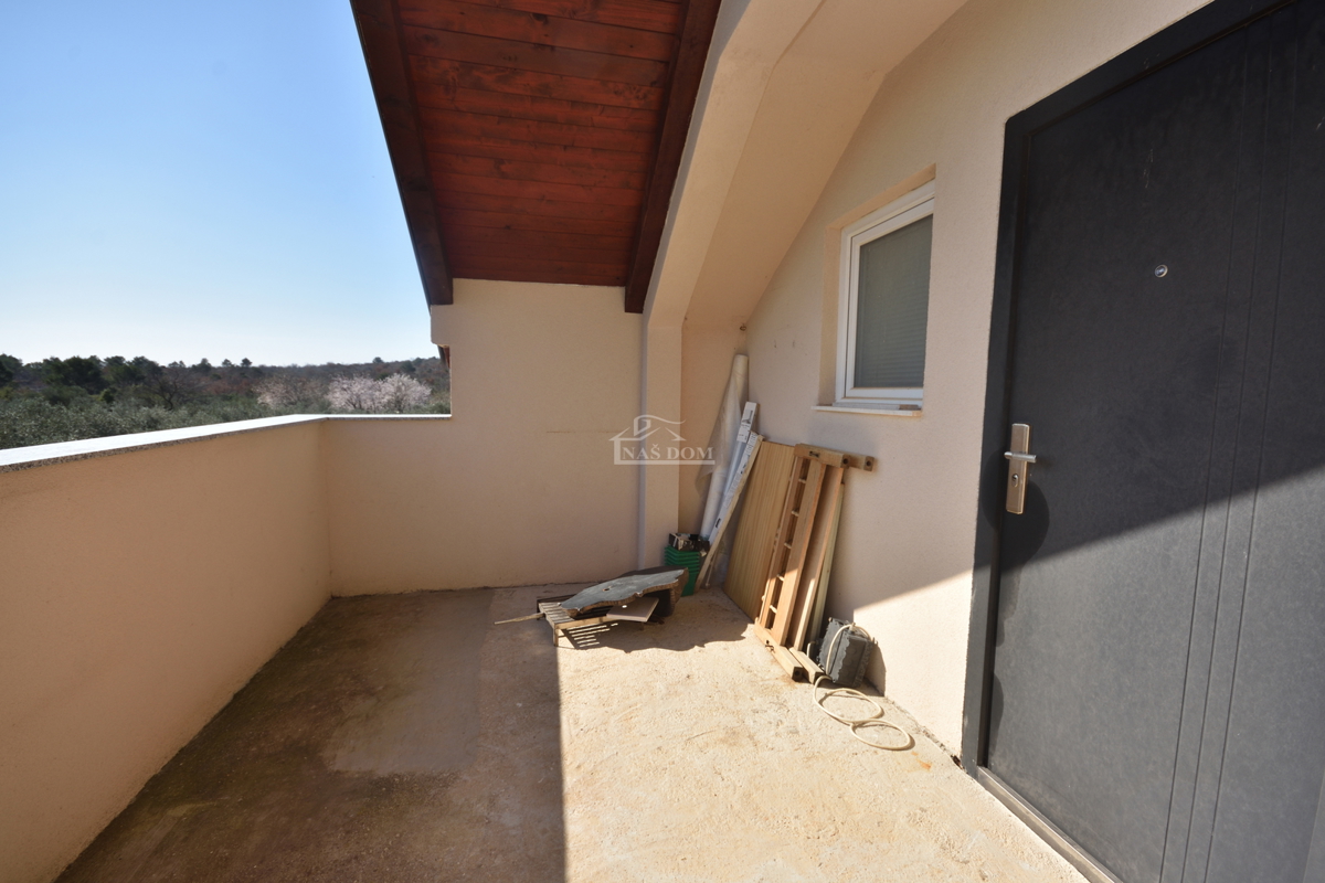 Vodice – Kmetijsko zemljišče z hišo, oljčnikom in pomožnimi objekti