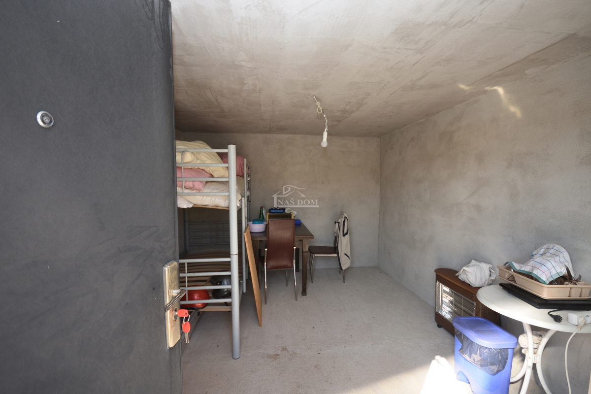 Vodice – Kmetijsko zemljišče z hišo, oljčnikom in pomožnimi objekti