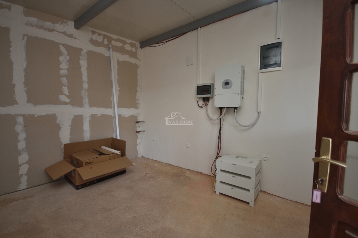 Vodice – Kmetijsko zemljišče z hišo, oljčnikom in pomožnimi objekti