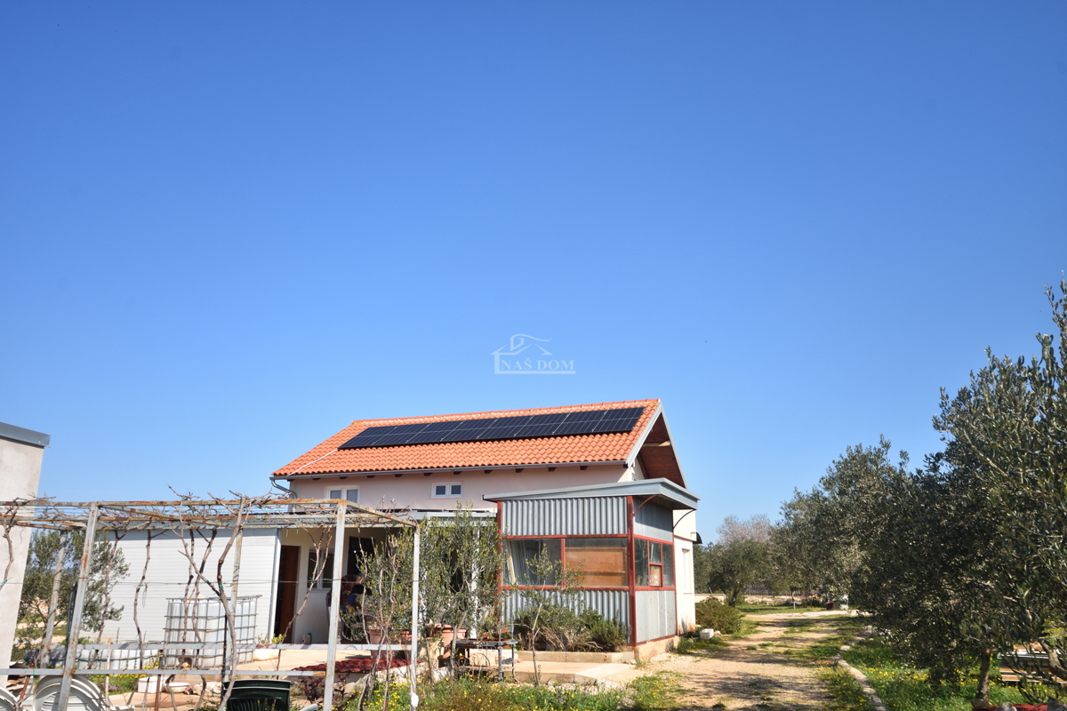 Vodice – Kmetijsko zemljišče z hišo, oljčnikom in pomožnimi objekti