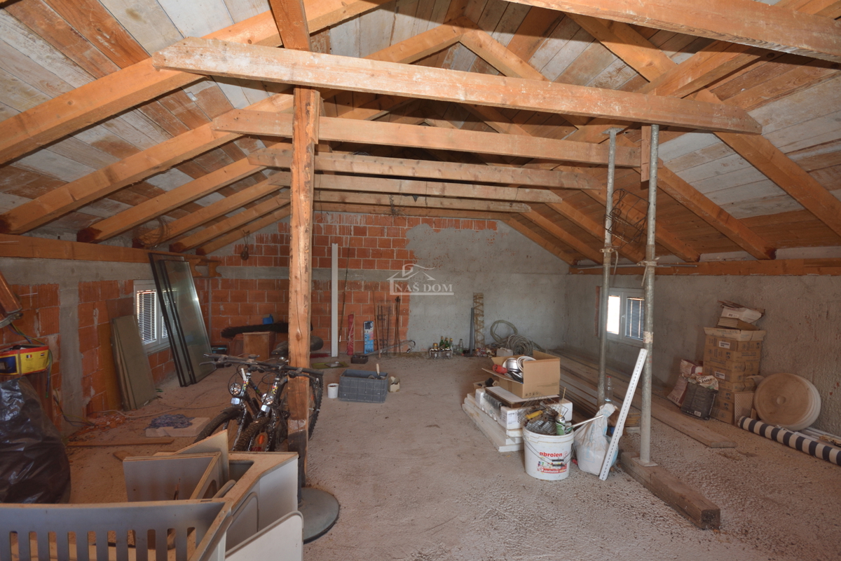 Vodice – Kmetijsko zemljišče z hišo, oljčnikom in pomožnimi objekti