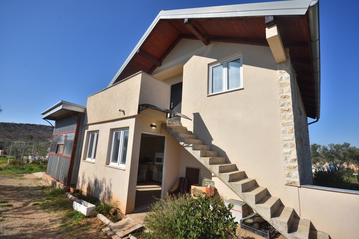 Vodice – Kmetijsko zemljišče z hišo, oljčnikom in pomožnimi objekti