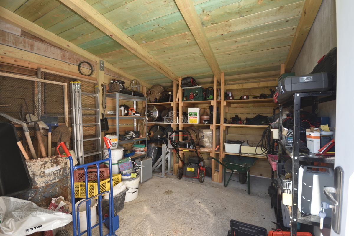 Vodice – Kmetijsko zemljišče z hišo, oljčnikom in pomožnimi objekti