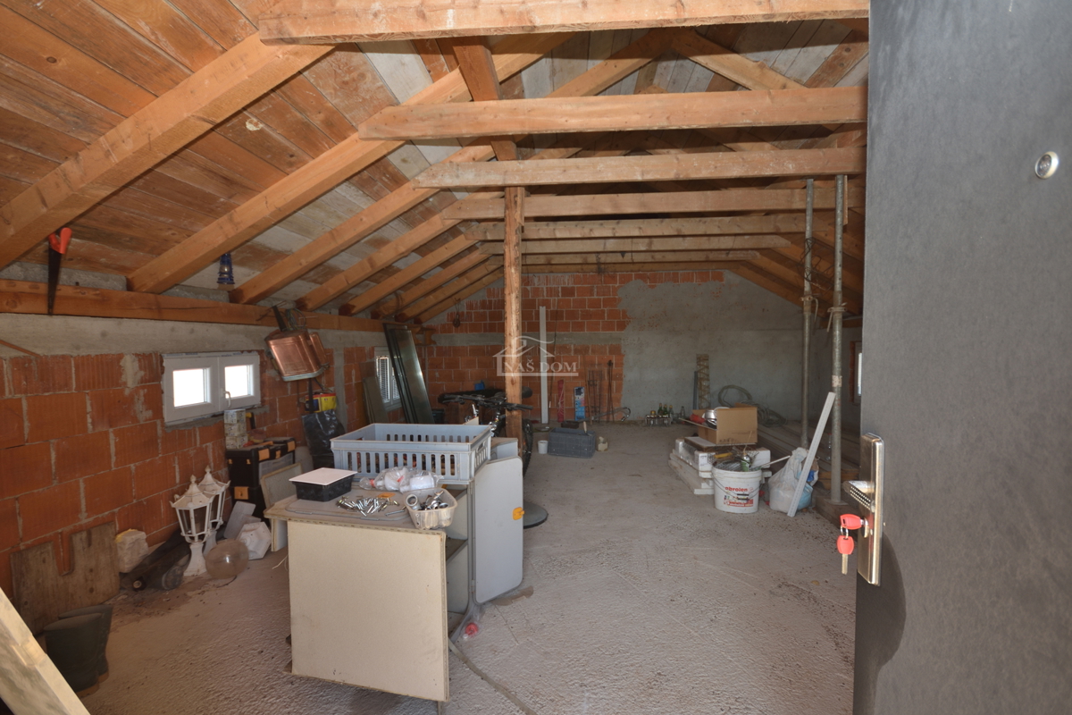 Vodice – Kmetijsko zemljišče z hišo, oljčnikom in pomožnimi objekti