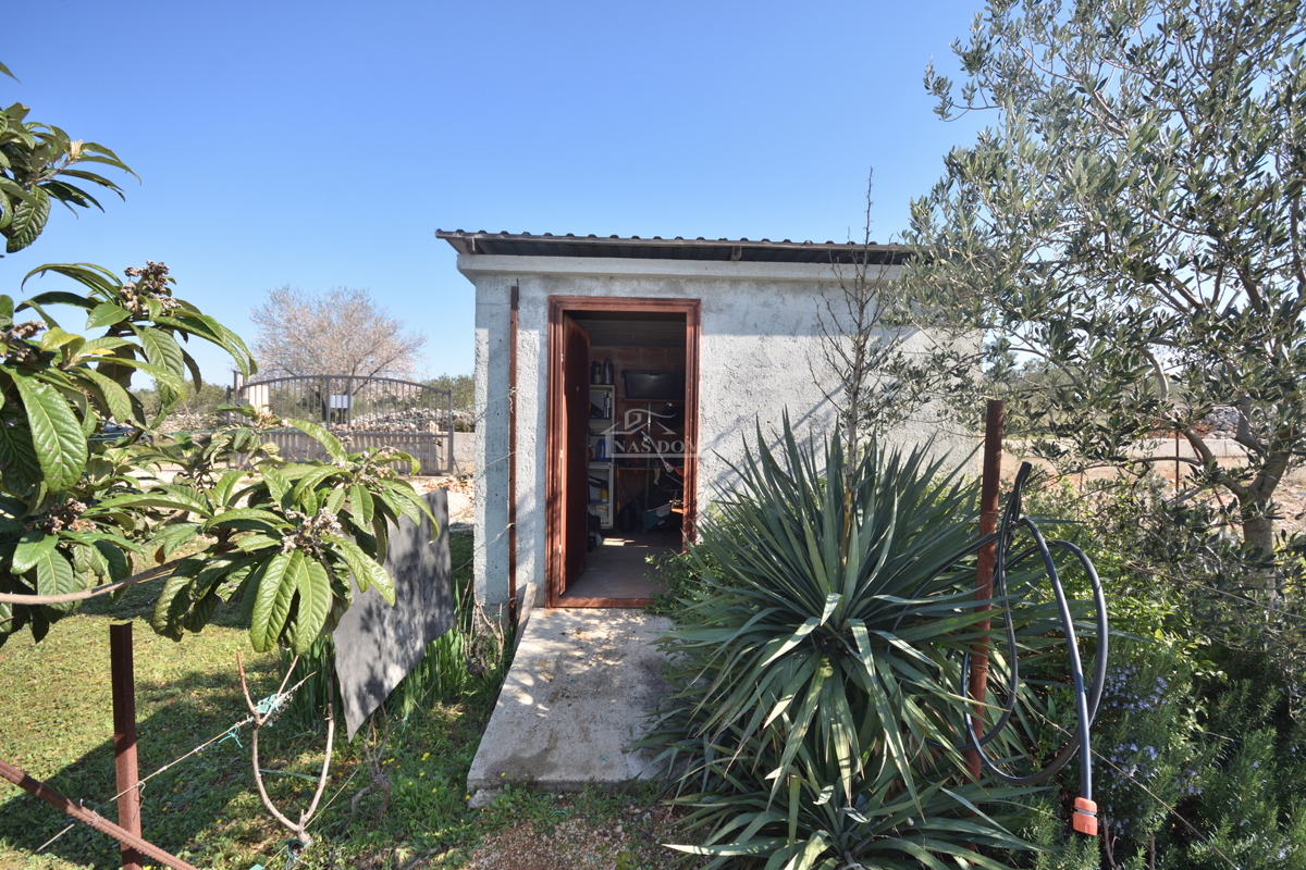 Vodice – Kmetijsko zemljišče z hišo, oljčnikom in pomožnimi objekti