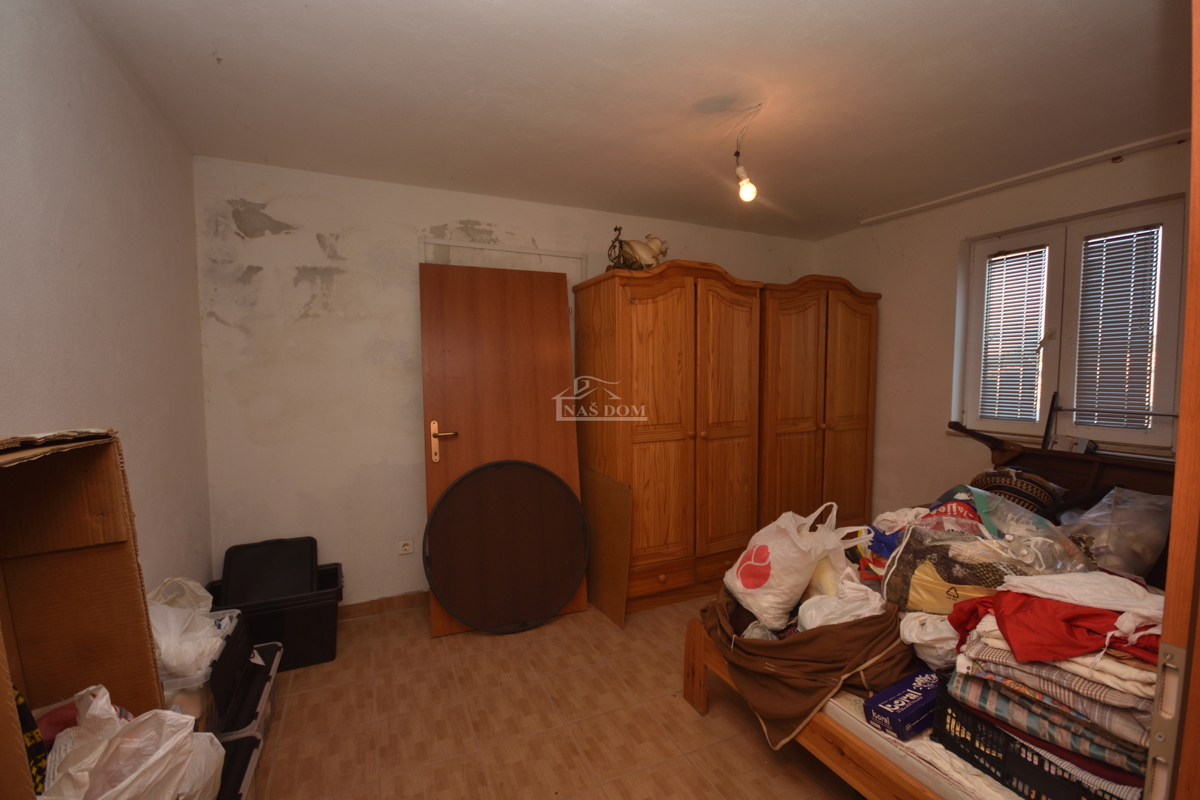 Vodice – Kmetijsko zemljišče z hišo, oljčnikom in pomožnimi objekti