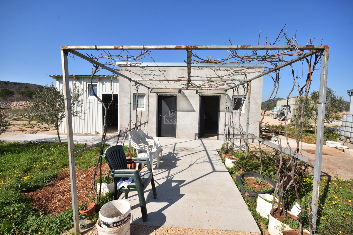 Vodice – Kmetijsko zemljišče z hišo, oljčnikom in pomožnimi objekti