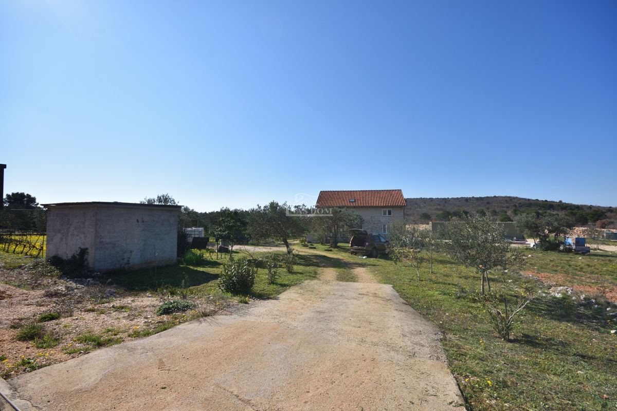 Vodice – Kmetijsko zemljišče z hišo, oljčnikom in pomožnimi objekti