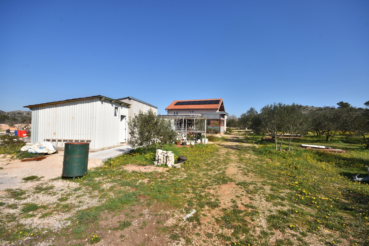 Vodice – Kmetijsko zemljišče z hišo, oljčnikom in pomožnimi objekti