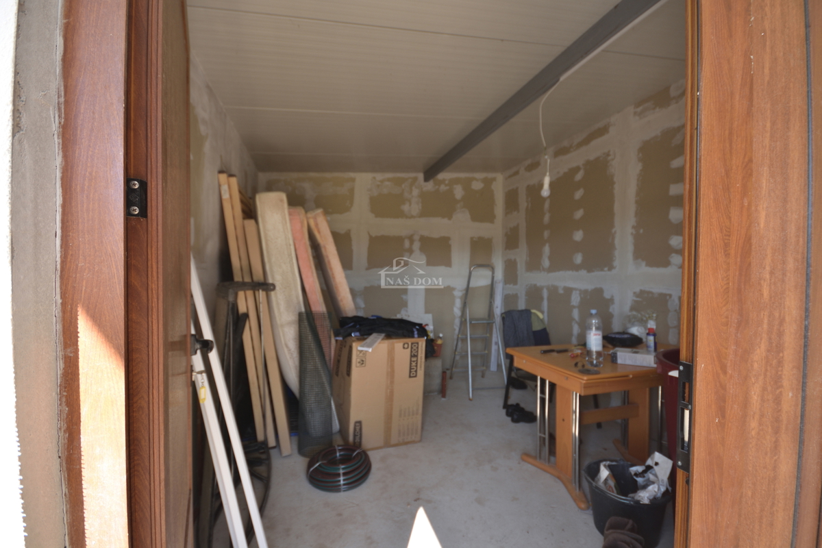 Vodice – Kmetijsko zemljišče z hišo, oljčnikom in pomožnimi objekti