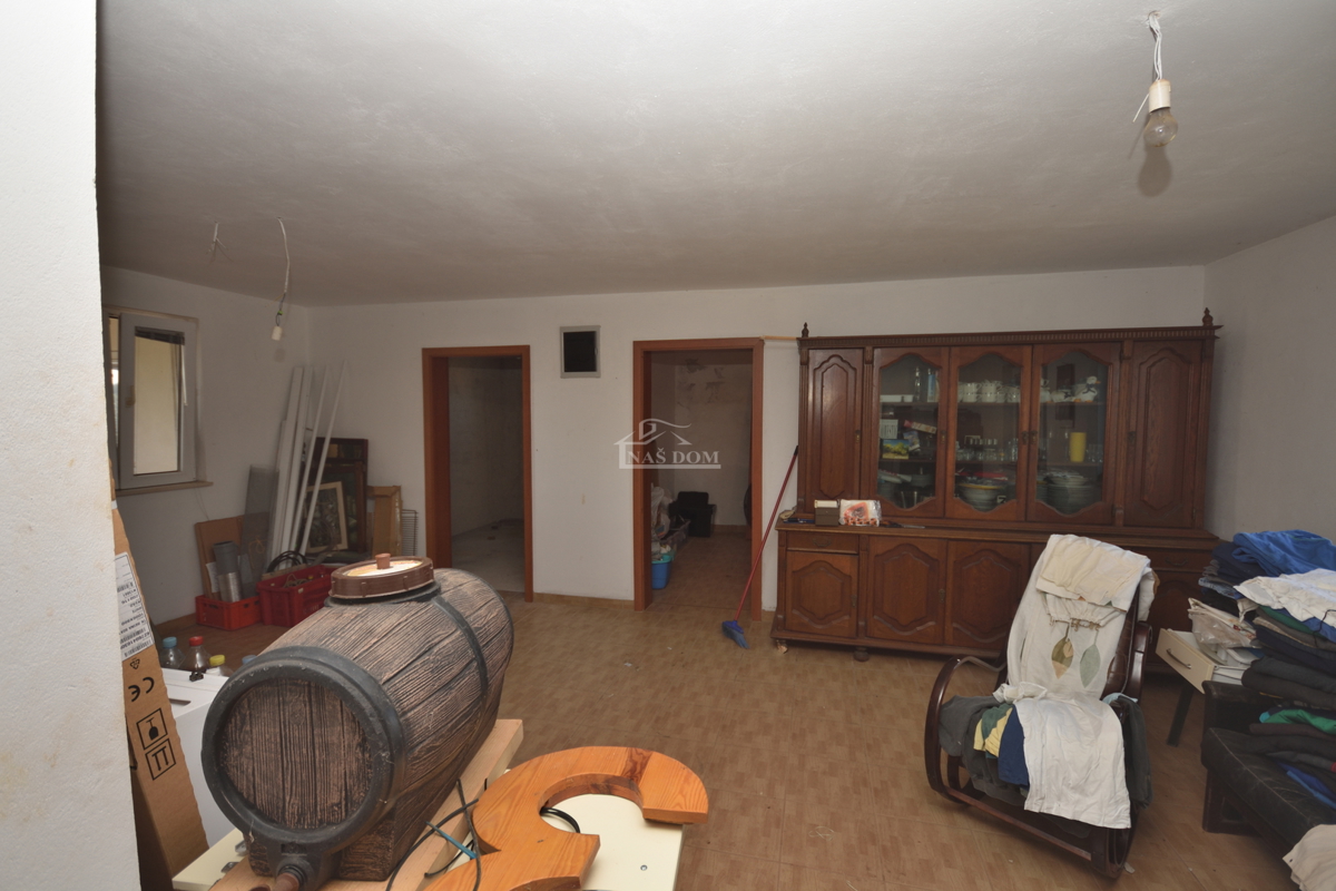 Vodice – Kmetijsko zemljišče z hišo, oljčnikom in pomožnimi objekti