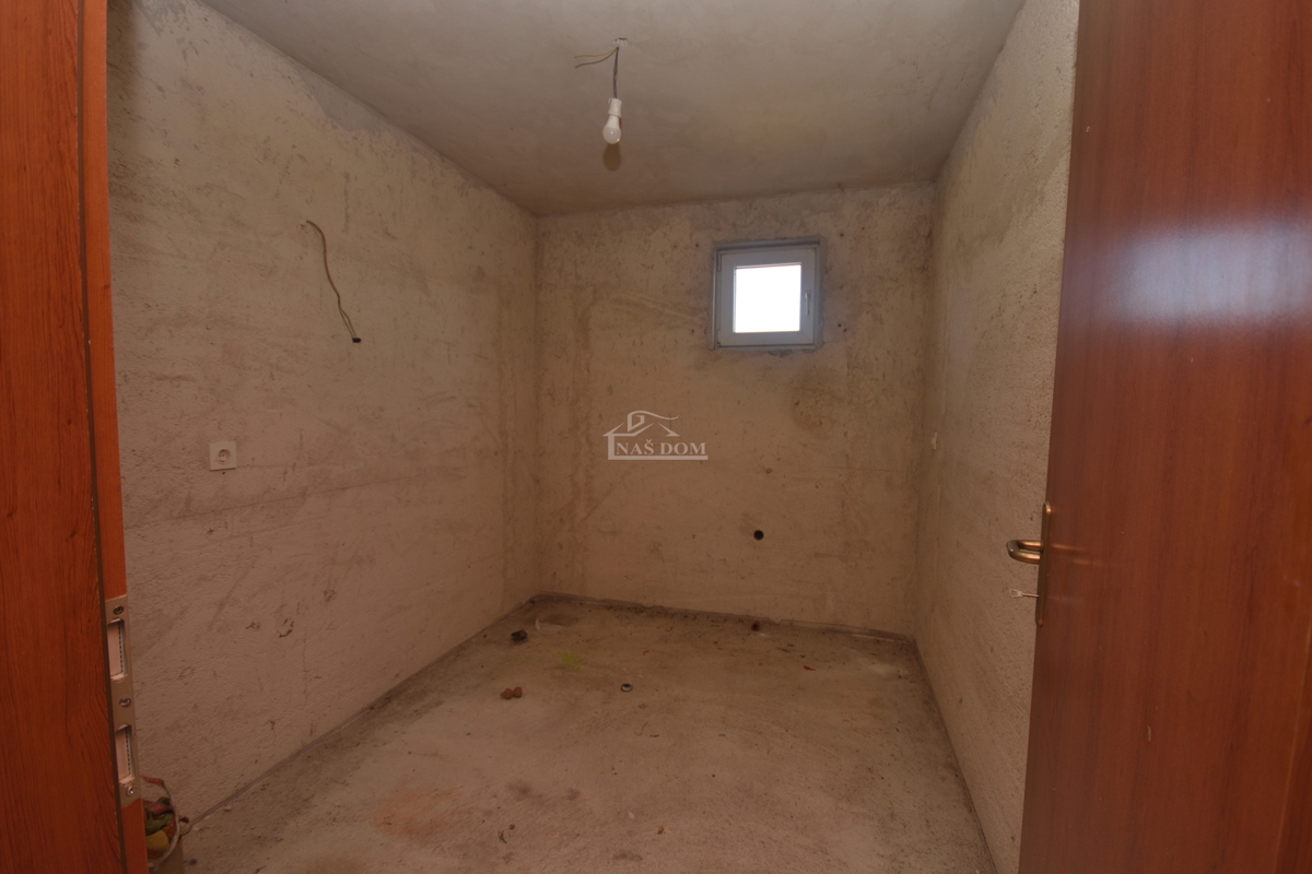 Vodice – Kmetijsko zemljišče z hišo, oljčnikom in pomožnimi objekti