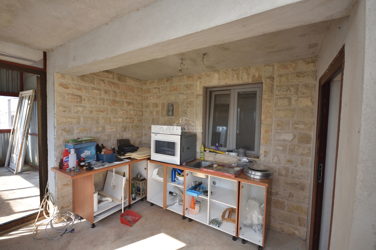 Vodice – Kmetijsko zemljišče z hišo, oljčnikom in pomožnimi objekti