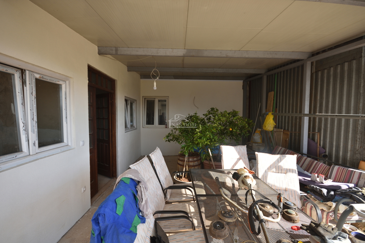 Vodice – Kmetijsko zemljišče z hišo, oljčnikom in pomožnimi objekti