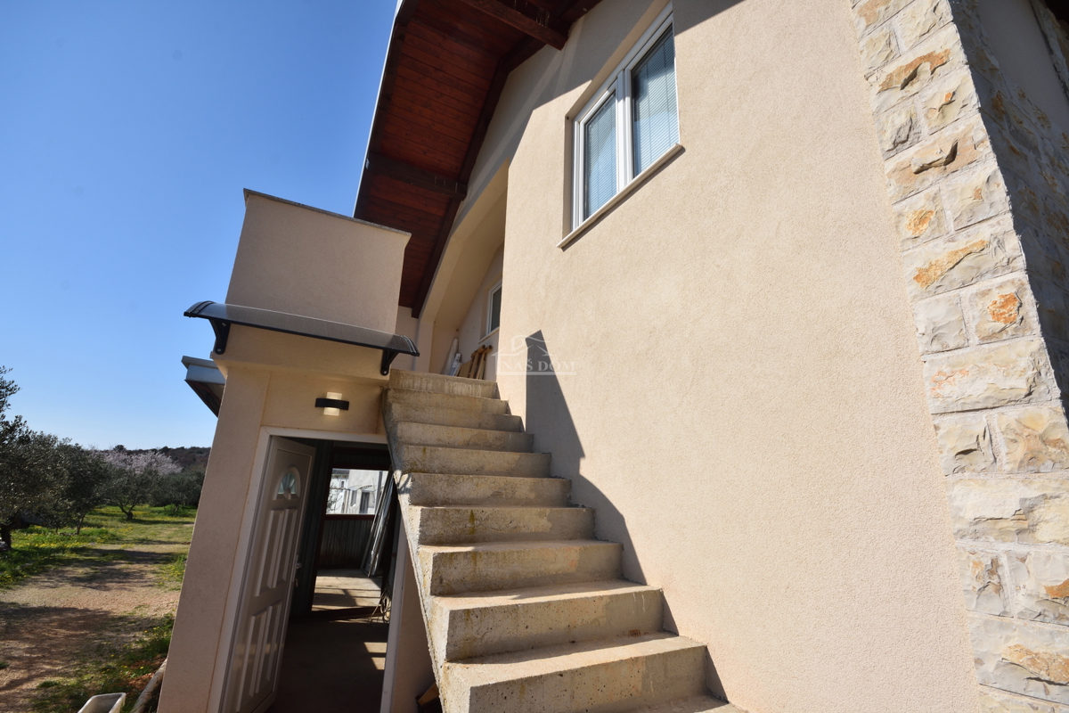 Vodice – Kmetijsko zemljišče z hišo, oljčnikom in pomožnimi objekti