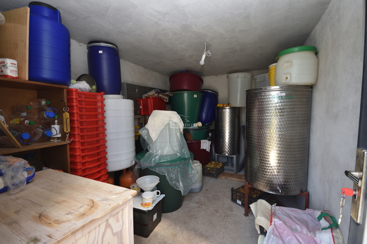 Vodice – Kmetijsko zemljišče z hišo, oljčnikom in pomožnimi objekti