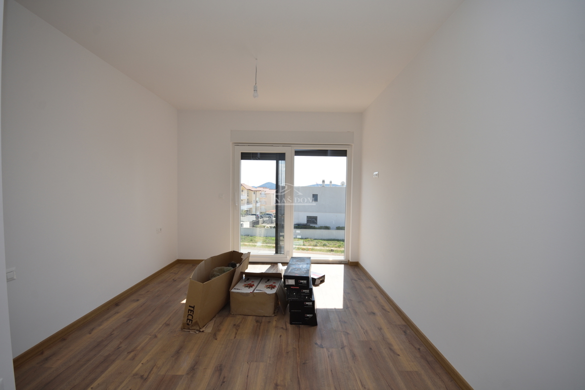 Nova dvojna hiša v 3 nadstropjih, s bazenom in vrtom - 700 m od plaže