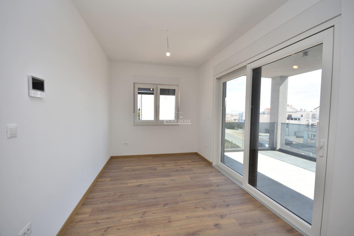 Nova dvojna hiša v 3 nadstropjih, s bazenom in vrtom - 700 m od plaže