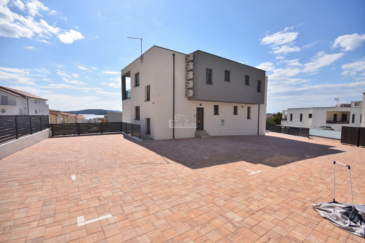 Nova dvojna hiša v 3 nadstropjih, s bazenom in vrtom - 700 m od plaže