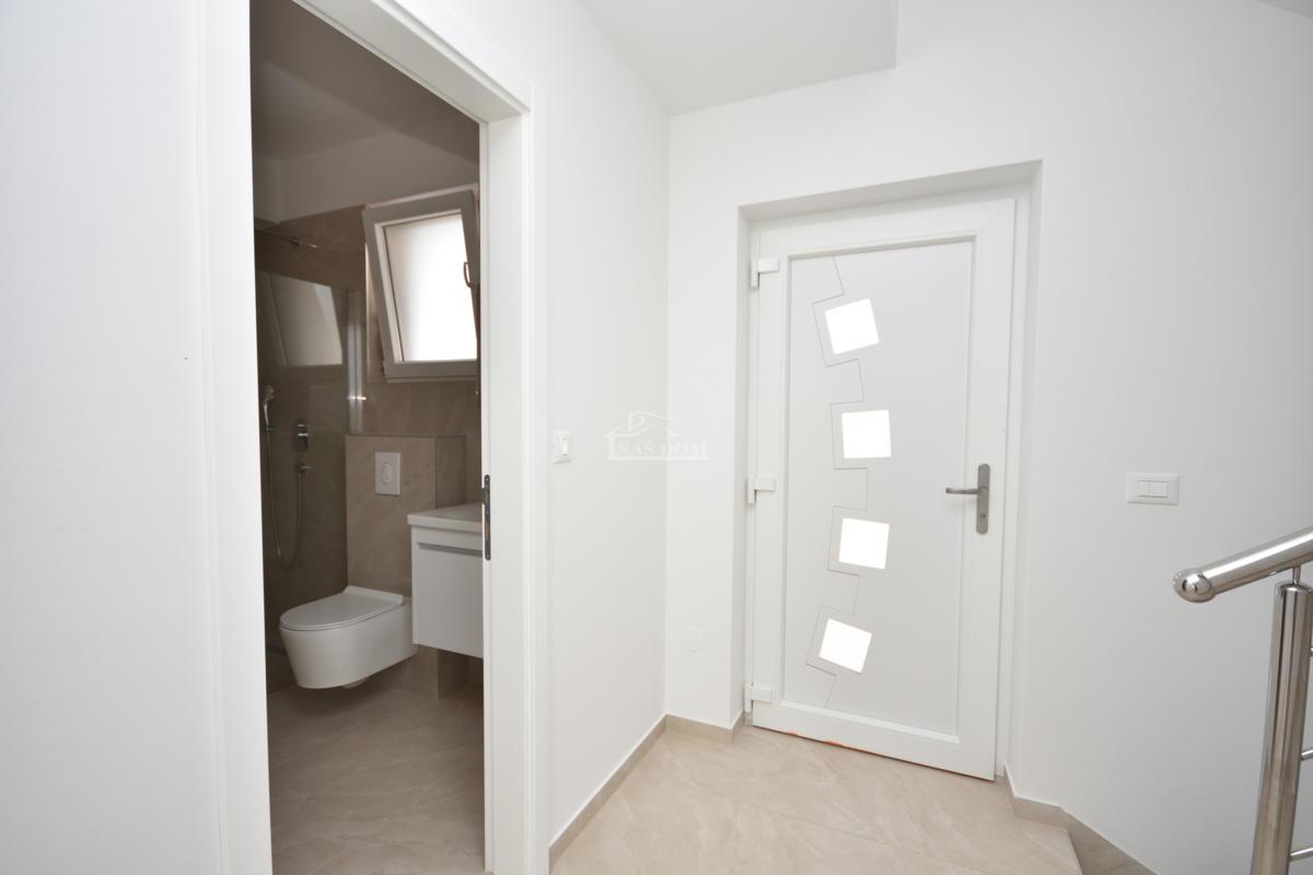 Nova dvojna hiša v 3 nadstropjih, s bazenom in vrtom - 700 m od plaže