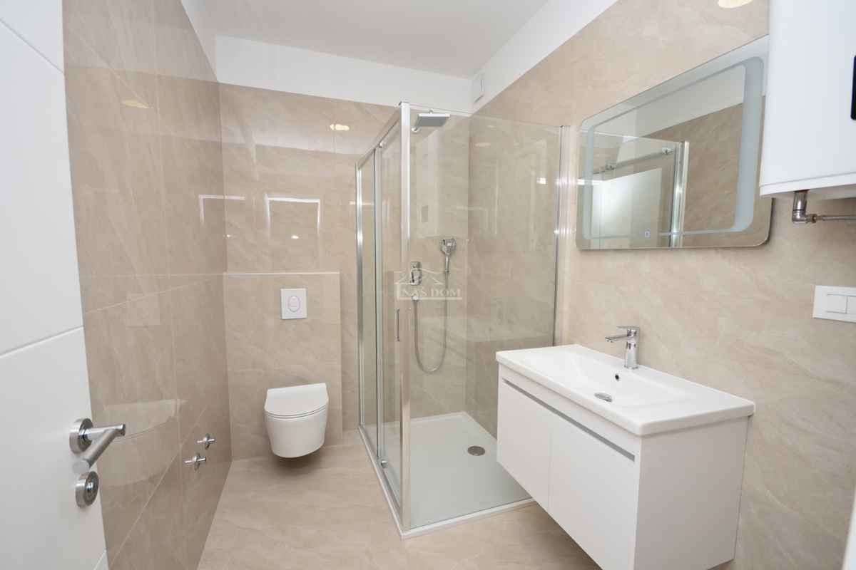 Nova dvojna hiša v 3 nadstropjih, s bazenom in vrtom - 700 m od plaže