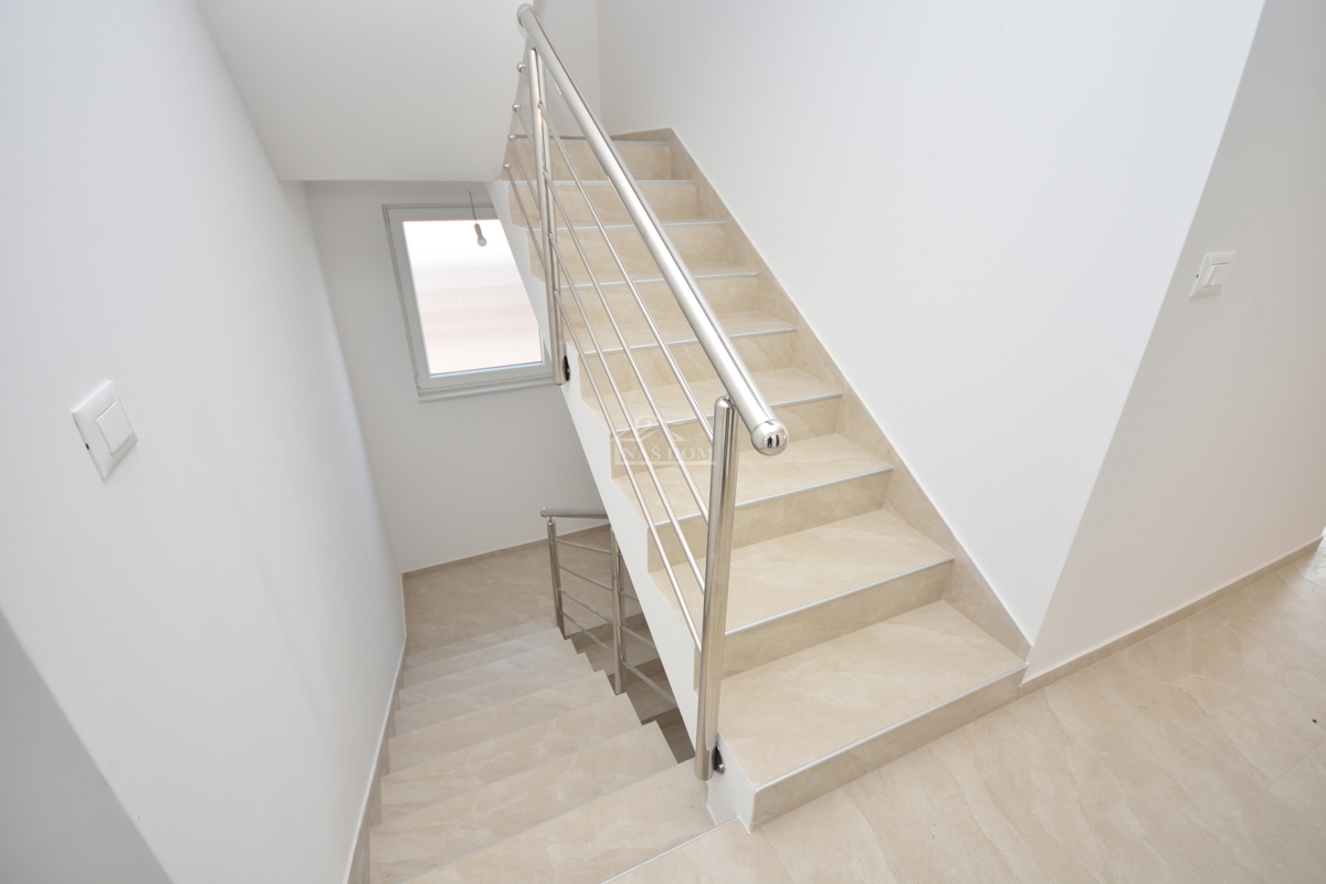 Nova dvojna hiša v 3 nadstropjih, s bazenom in vrtom - 700 m od plaže