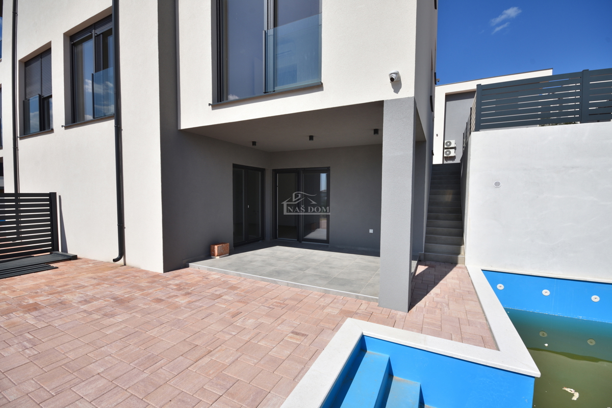 Nova dvojna hiša v 3 nadstropjih, s bazenom in vrtom - 700 m od plaže