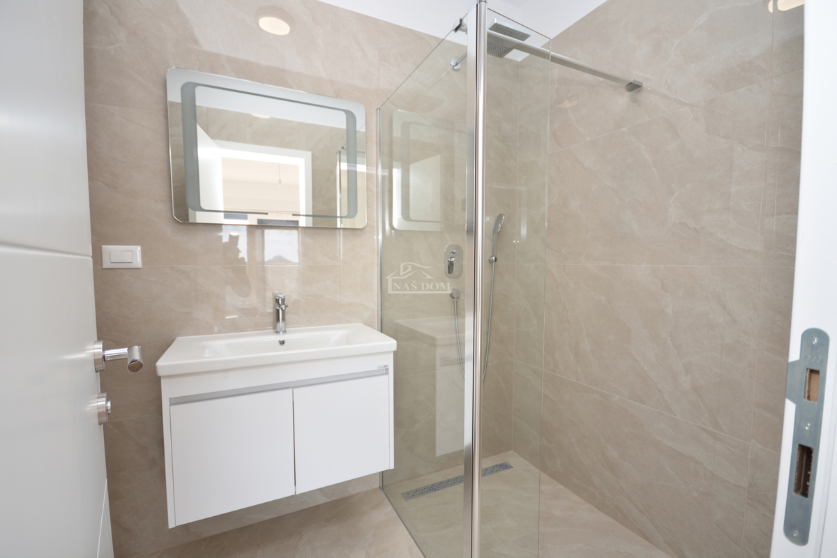 Nova dvojna hiša v 3 nadstropjih, s bazenom in vrtom - 700 m od plaže