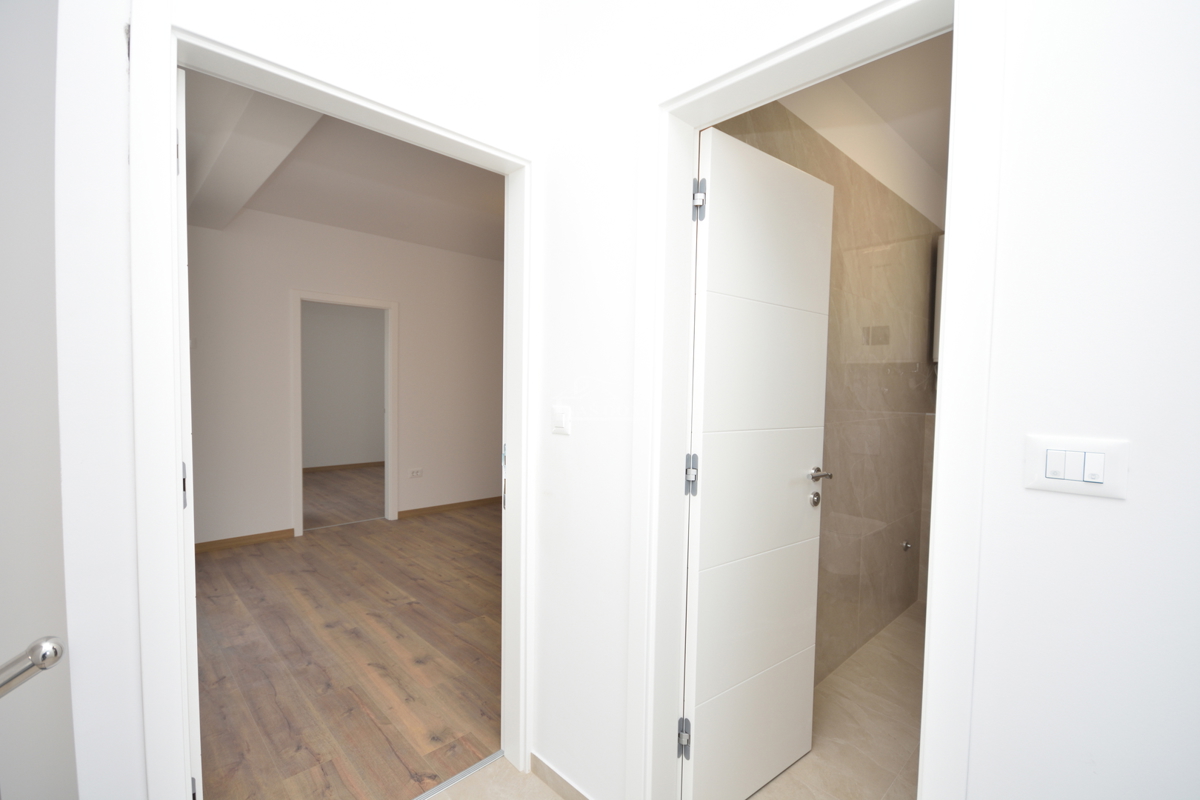 Nova dvojna hiša v 3 nadstropjih, s bazenom in vrtom - 700 m od plaže