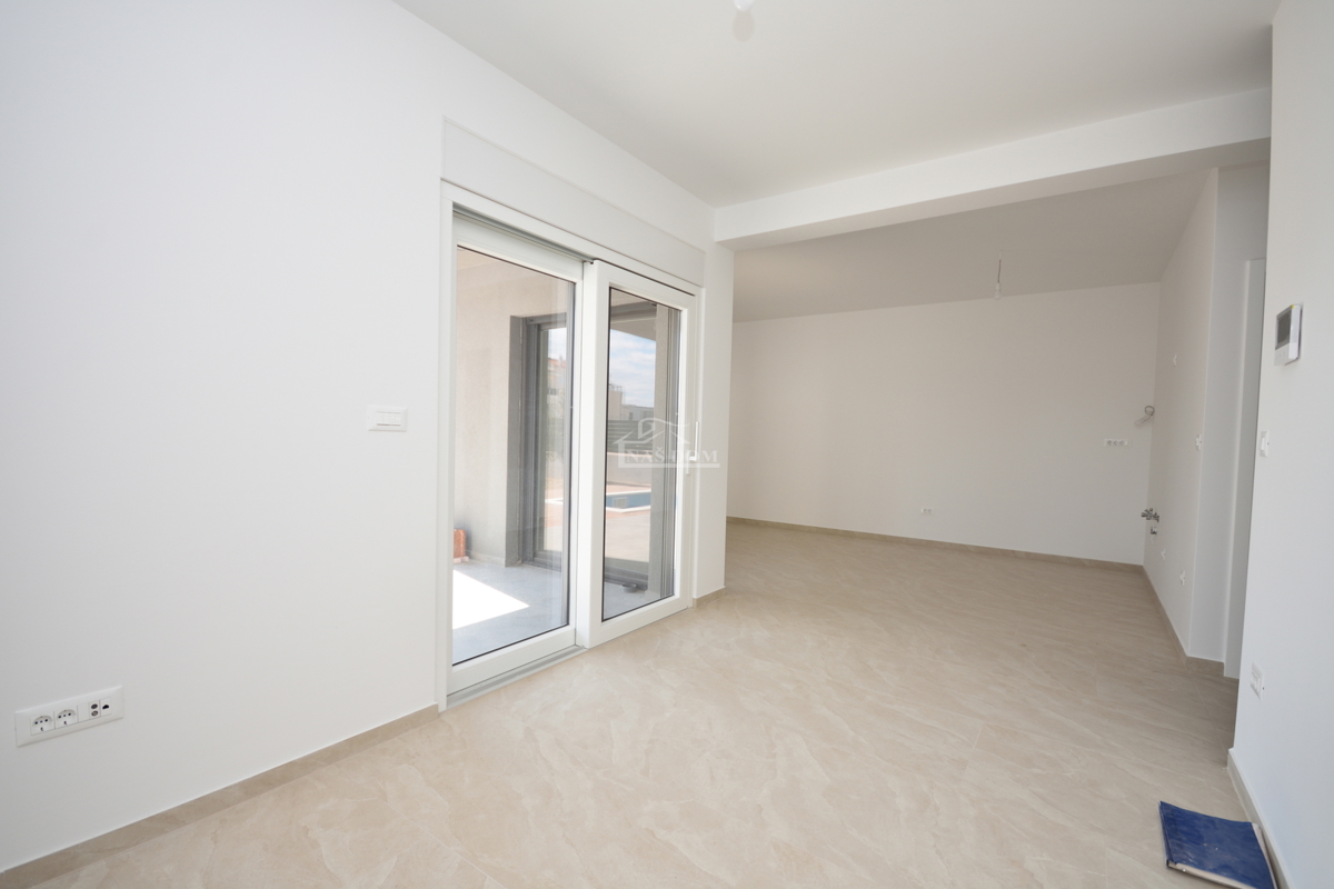 Nova dvojna hiša v 3 nadstropjih, s bazenom in vrtom - 700 m od plaže