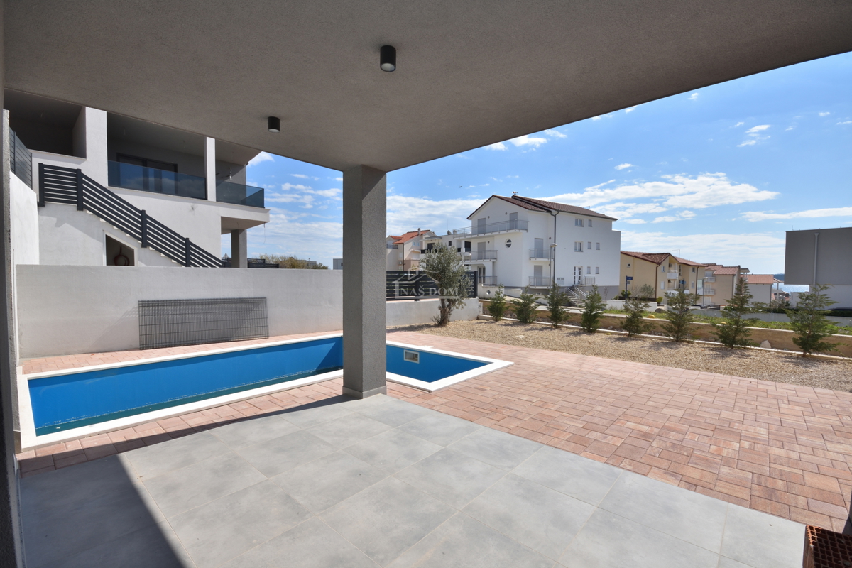 Nova dvojna hiša v 3 nadstropjih, s bazenom in vrtom - 700 m od plaže